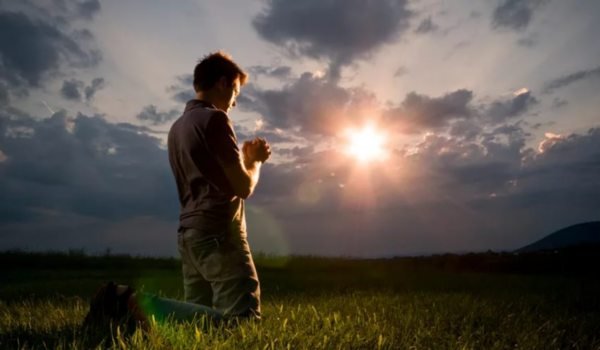 მუხლებზე დაჩოქილი ლოცვა