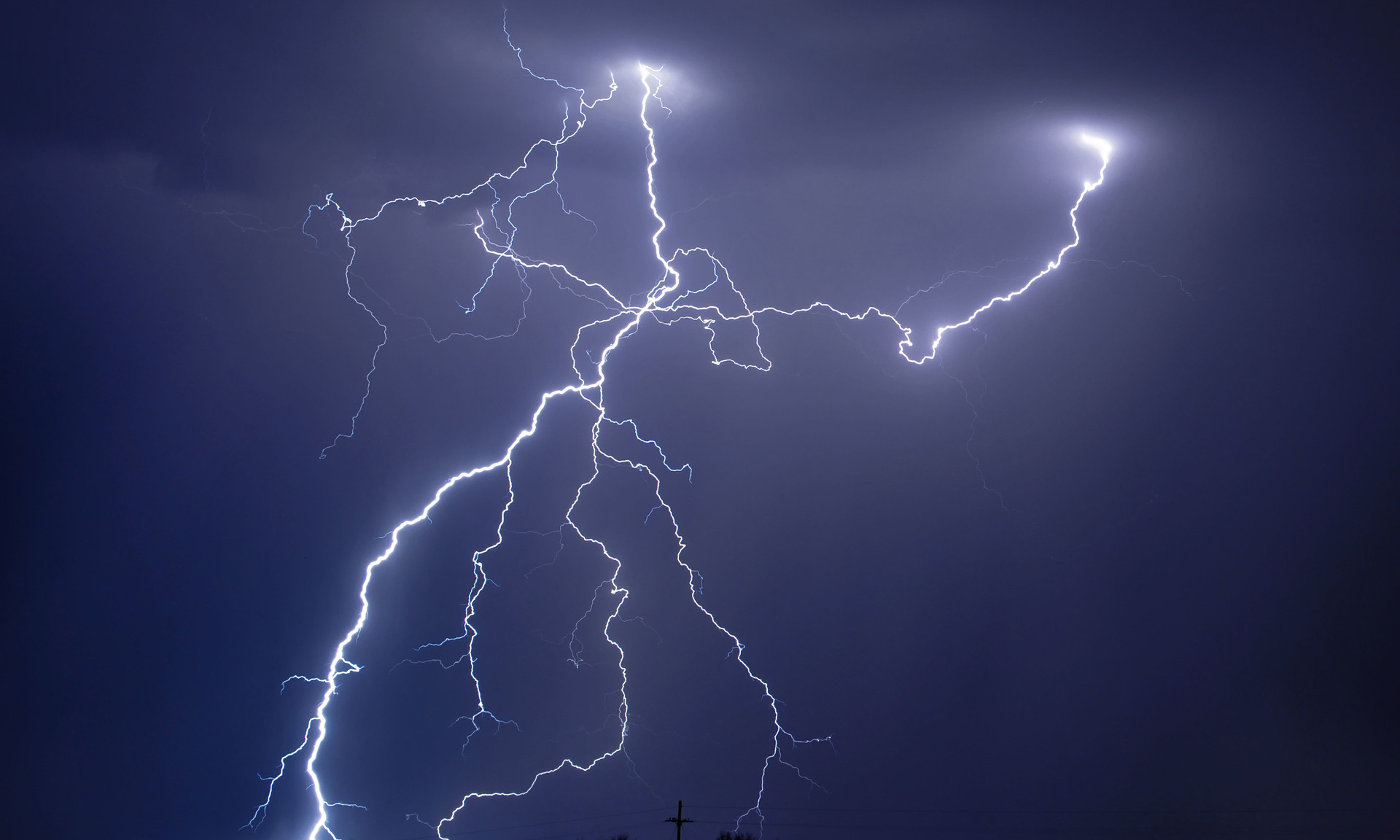 ელვა - ატმოსფერული ელექტრობის განმუხტვა ჰაერში