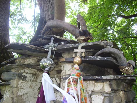 ერთმანეთს შერეული კერპთაყვანისცემა და ქრისტიანობა