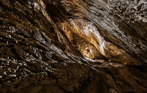 რა მოხდა დაბადების 1 თავის 1 და 2 მუხლებს შორის