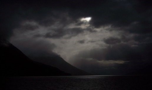 უკეთურებებმა გაყო ისინი ღმერთისგან, დაფარეს მისი სახე მათგან