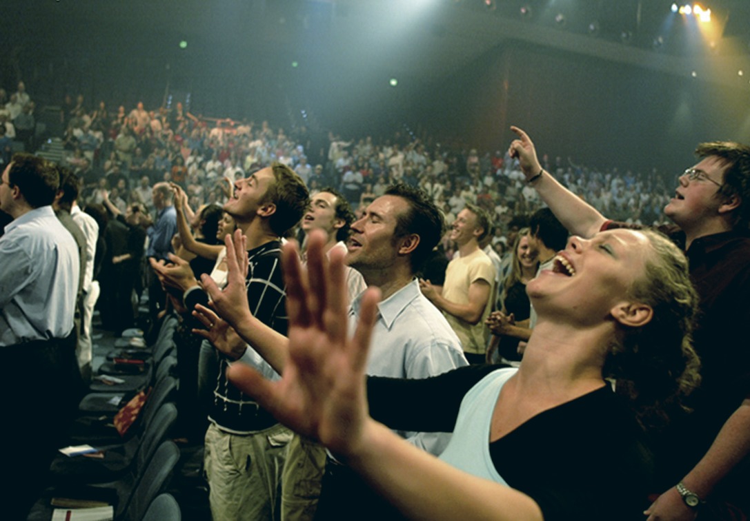 უცხოთა თანდასწრებით განმმარტებლის გარეშე მოვერიდოთ ენებით ლოცვას